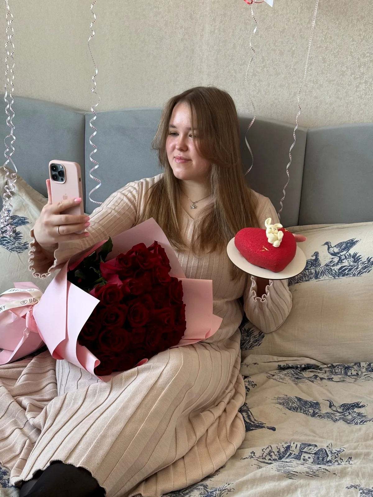 Ульяна с букетом красных роз